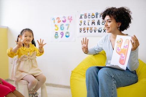 Gabinete de Logopedia profesora enseñando a niño